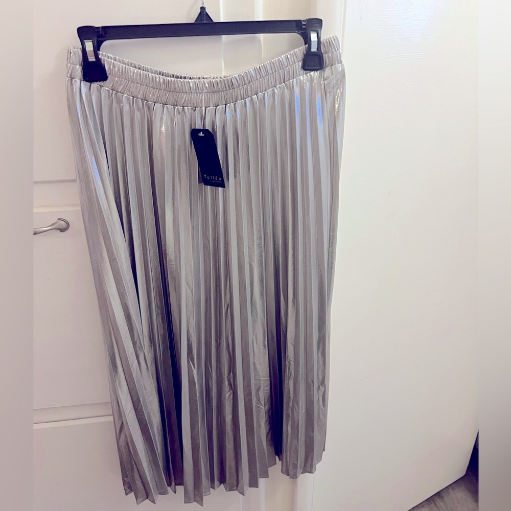 Unisa pleated silver metallic skirt size medium NWT
